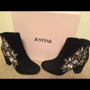 Embroidered black bootie